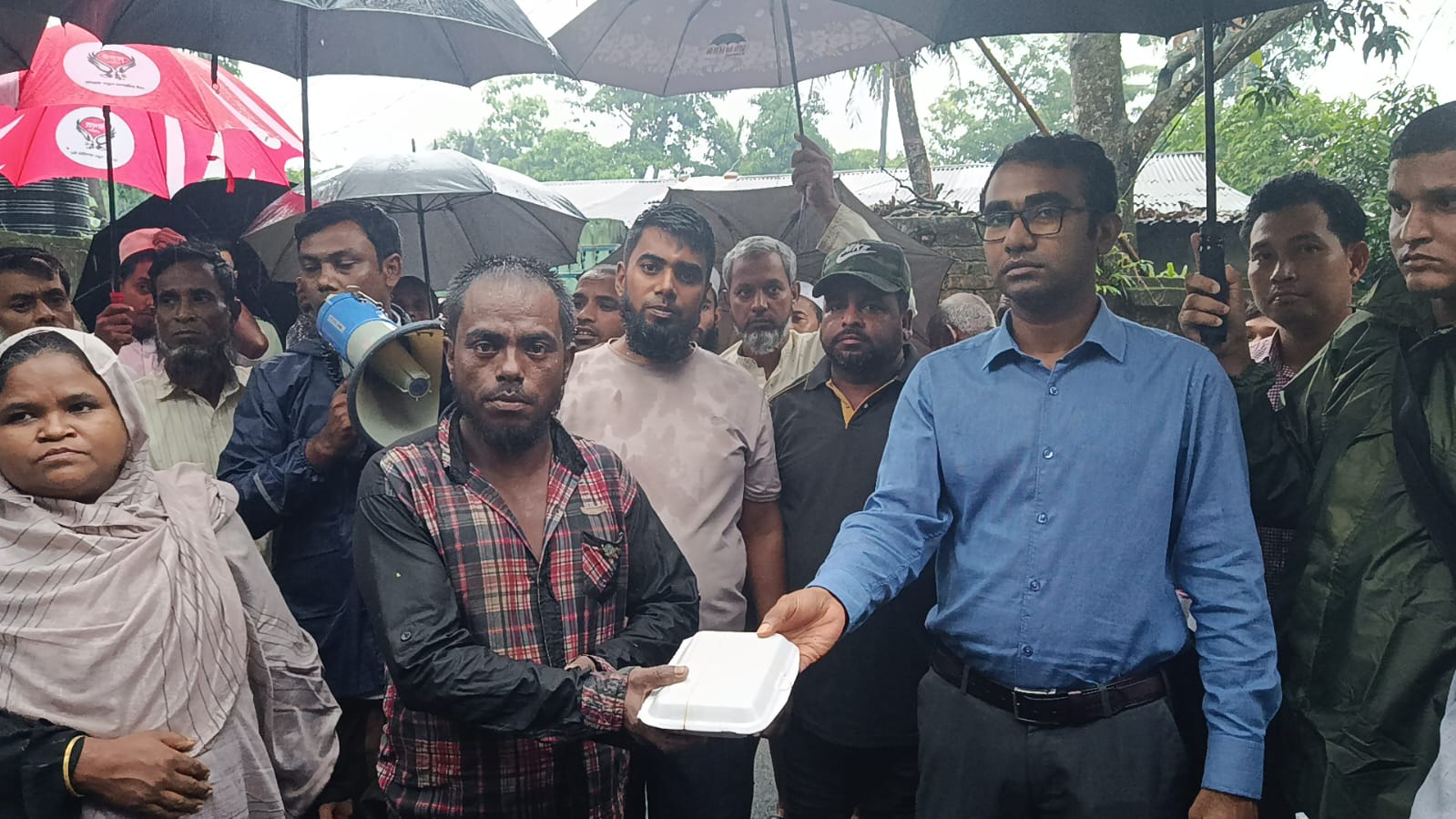 রাউজানের ডাবুয়ায় পানিবন্দী এলাকা পরিদর্শন ও খাবার বিতরণ করছেন ইউএনও