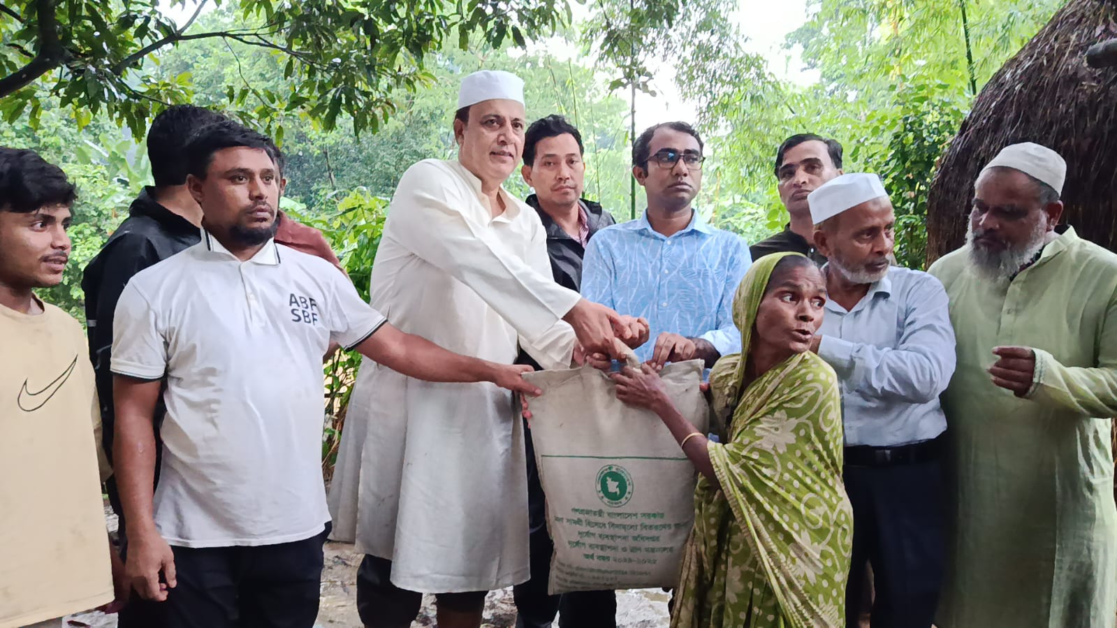 বন্যায় ক্ষতিগ্রস্তদের মাঝে খাদ্য সামগ্রী প্রদান ও ভাঙ্গন এলাকা পরিদর্শন