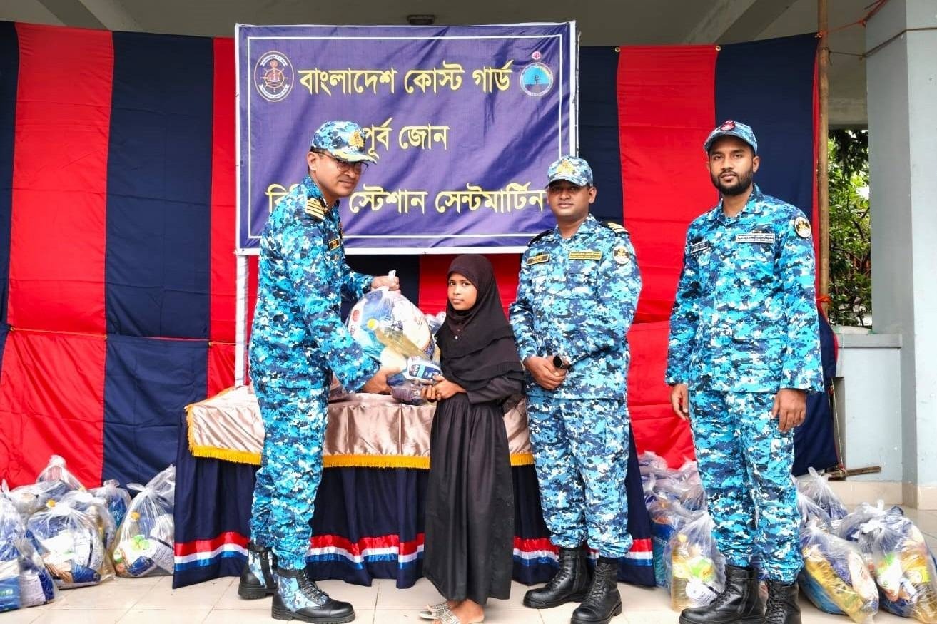 বৈরী আবহাওয়ায় সেন্টমার্টিনে ১০০ পরিবারকে কোস্ট গার্ডের ত্রাণ বিতরণ