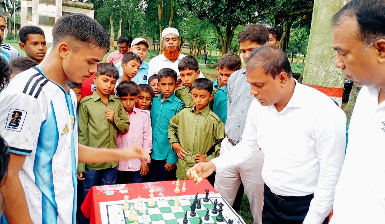 শিশুদের সাথে প্রীতি ফুটবল ম্যাচে জেলা প্রশাসক রফিকুল ইসলাম
