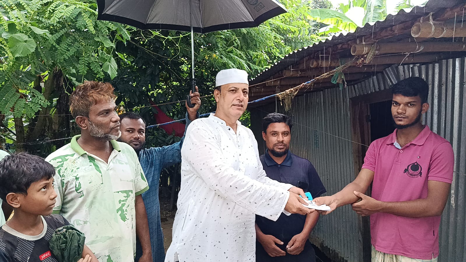 রাউজানের ডাবুয়ায় বন্যায় তলিয়ে যাওয়া রাহাতের ঘর নির্মাণের জন্য আর্থিক সহায়তা প্রদান