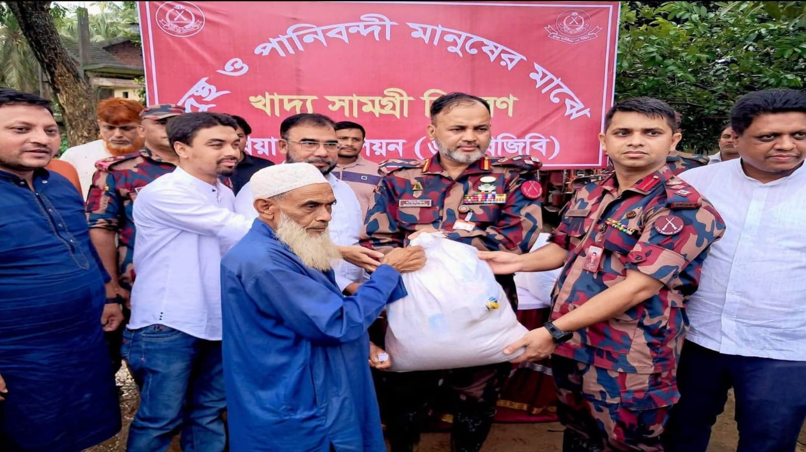 উখিয়ার কোনাপাড়ায় বন্যার্তদের মাঝে বিজিবির ত্রাণ বিতরণ