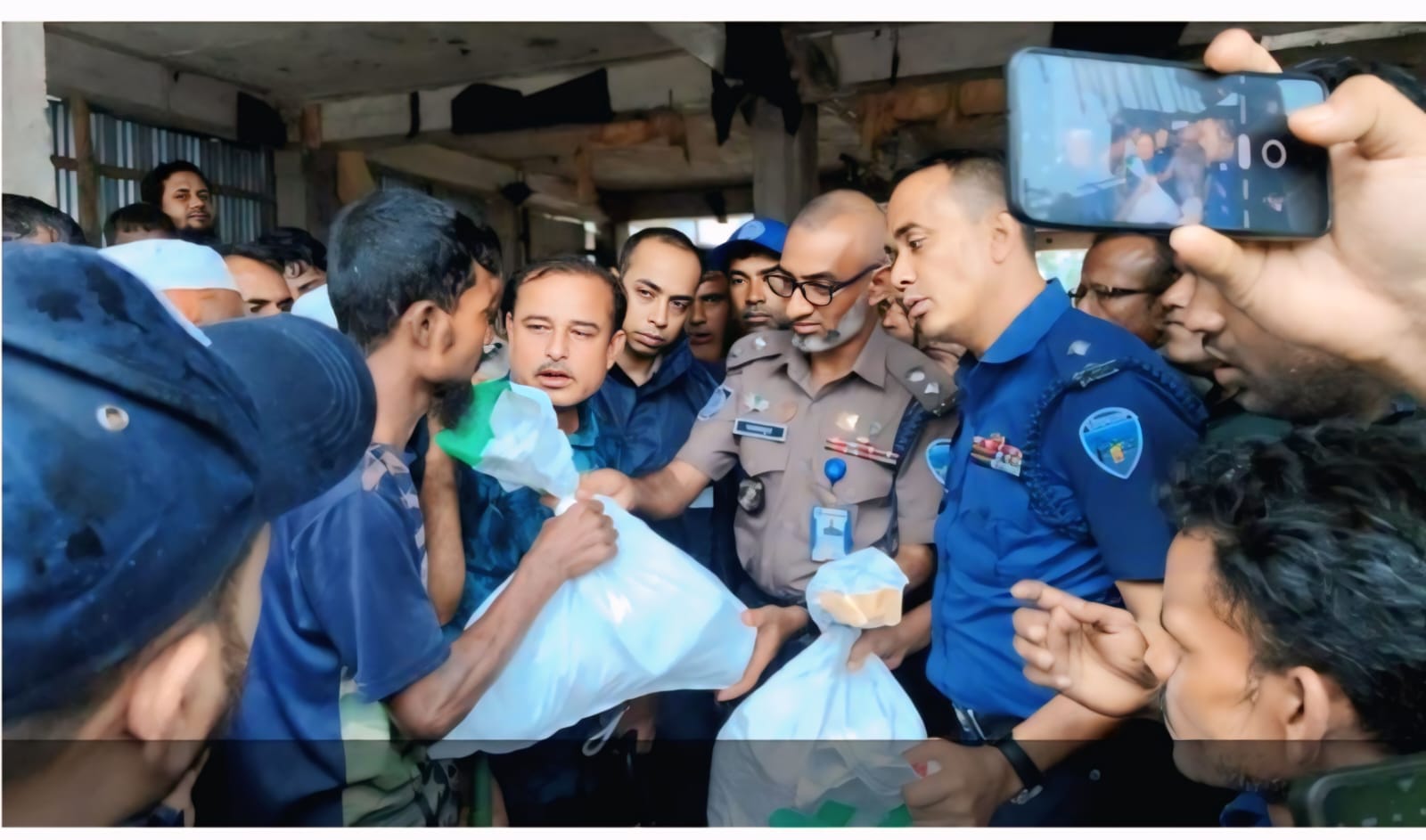 বন্যার্তদের পাশে কক্সবাজার জেলা পুলিশ, চকরিয়া-পেকুয়ার দুর্গত এলাকায় ত্রাণ বিতরণ