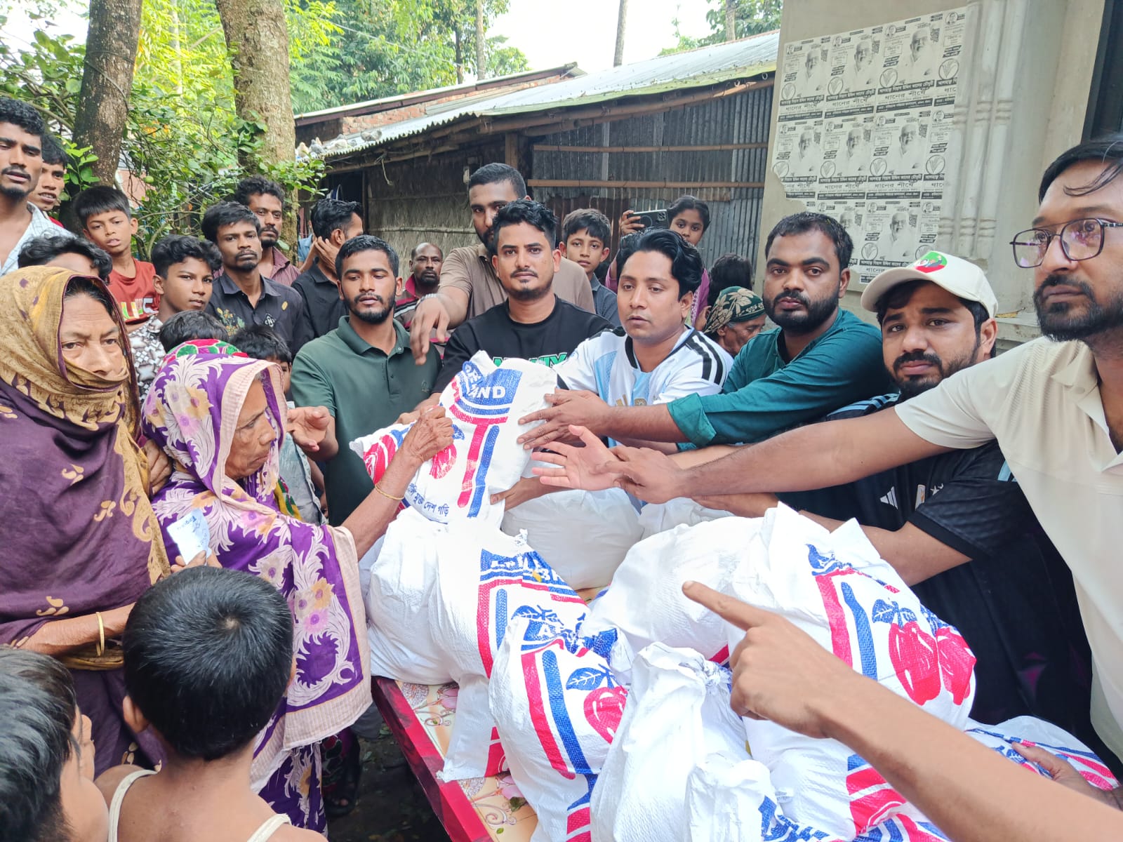 রাউজানের চিকদাইরে ক্ষতিগ্রস্তদের উপহার সামগ্রী বিতরণ