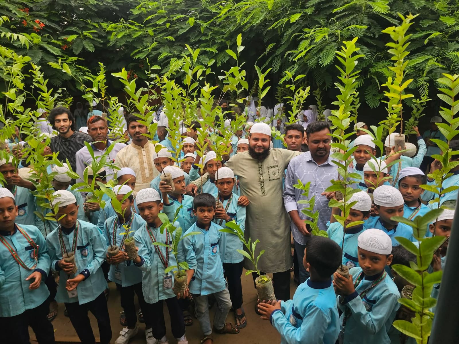 কাহারোলে আল-আজহার ইসলামিক একাডেমির বৃক্ষরোপণ ও চারা বিতরণ উৎসব অনুষ্ঠিত।।