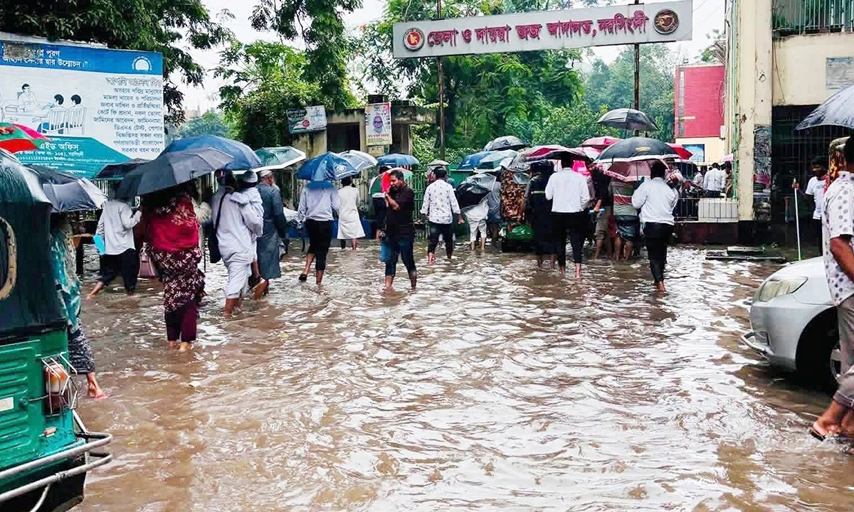 নরসিংদীতে টানা বর্ষণে বিপর্যস্ত নরসিংদীবাসী, জলাবদ্ধতায় স্থবির জনজীবন