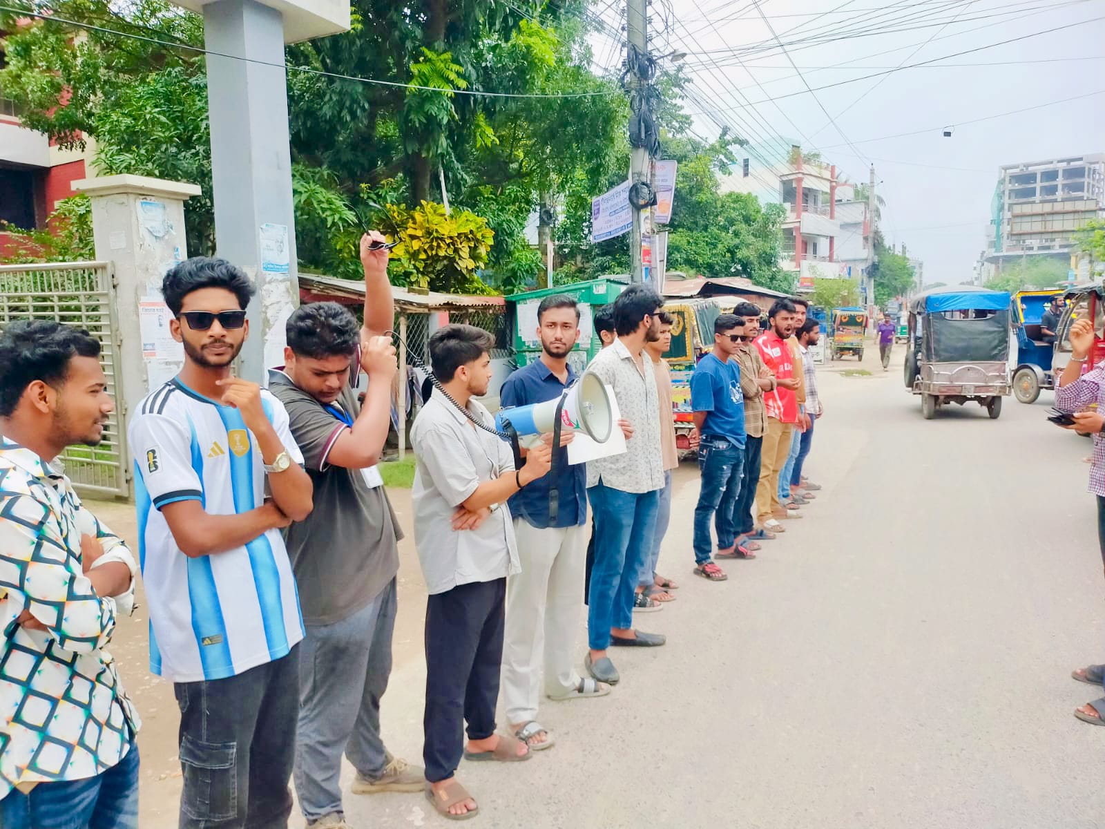 নওগাঁয় শিক্ষামন্ত্রীর পদত্যাগ দাবিতে শিক্ষার্থীদের বিক্ষোভ