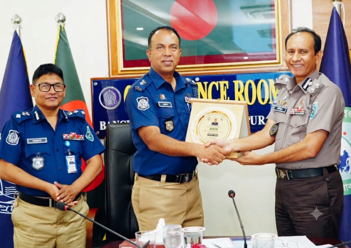 রংপুরে মাসিক রেঞ্জ সভায়-শ্রেষ্ঠ পুলিশ সুপারকে স্বীকৃতি-স্মারক ডিআইজি আমিনুল ইসলাম