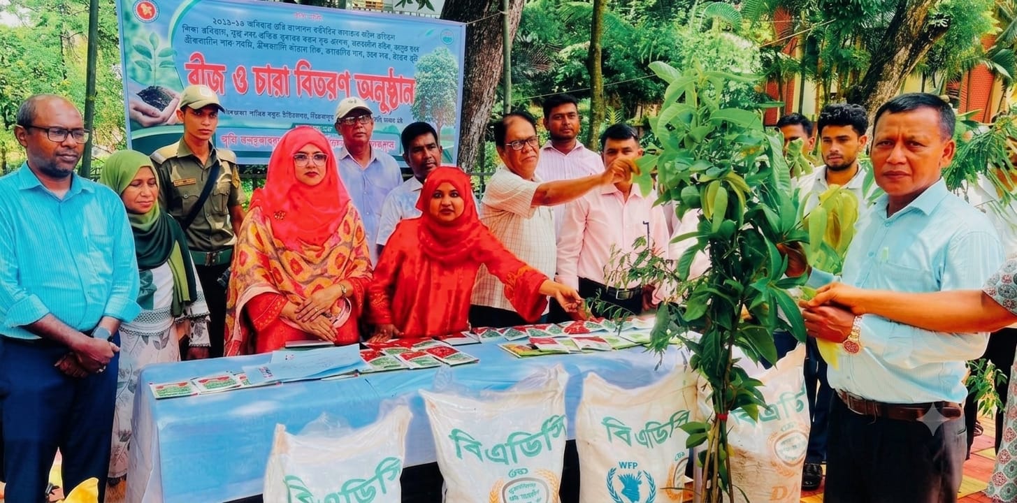 চিরিরবন্দরে কৃষকদের মাঝে গাছের চারা ও সার বিতরণে নির্বাহী অফিসার,,