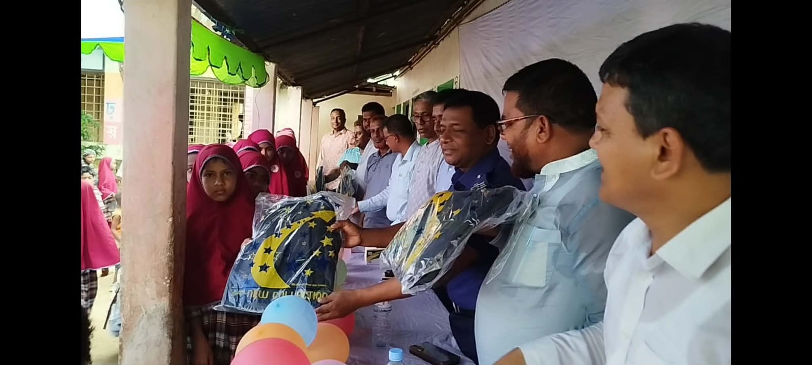 ঠাকুরগাঁও হরিপুরে শিক্ষার্থীদের মাঝে স্কুল ব্যাগ ও ফুটবল বিতরণ 