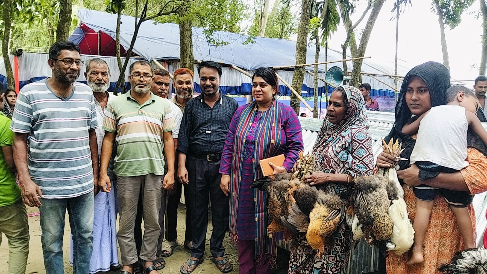 সরিষাবাড়ীতে ৩০২ জন প্রান্তিক শিশু ও পরিবারের মাঝে স্কুল ব্যাগ, ছাতা, গাছের চারা, মুরগি ও মুরগির ঘর বিতরণ