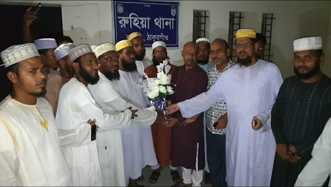 রুহিয়াকে মাদক ও অপরাধমুক্ত করায় ওসি বদিউজ্জামানকে ফুলেল শুভেচ্ছা