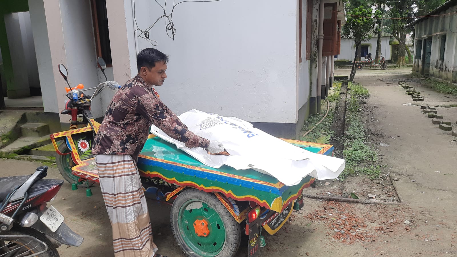 নকলার গৃহবধূর রহস্যজনক মৃত্যু, স্বামী পলাতক