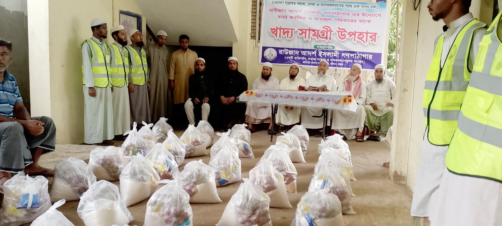 রাউজান আদর্শ ইসলামী গণপাঠাগারের উদ্যোগে ডাবুয়ায় বন্যায় ক্ষতিগ্রস্তদের মাঝে খাদ্য বিতরণ; ডাবুয়া খাল ভাঙনে স্থায়ী বাঁধ নির্মাণের জোর দাবি