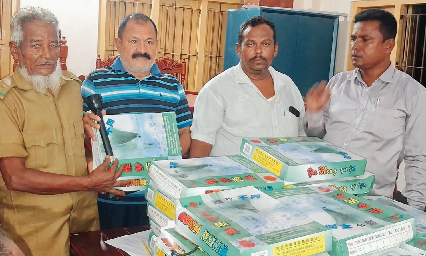 খাসসামায় ভিডিপি সদস্যদের রেইনকোট-টর্চলাইট বিতরণে- চেয়ারম্যান লিটন,,