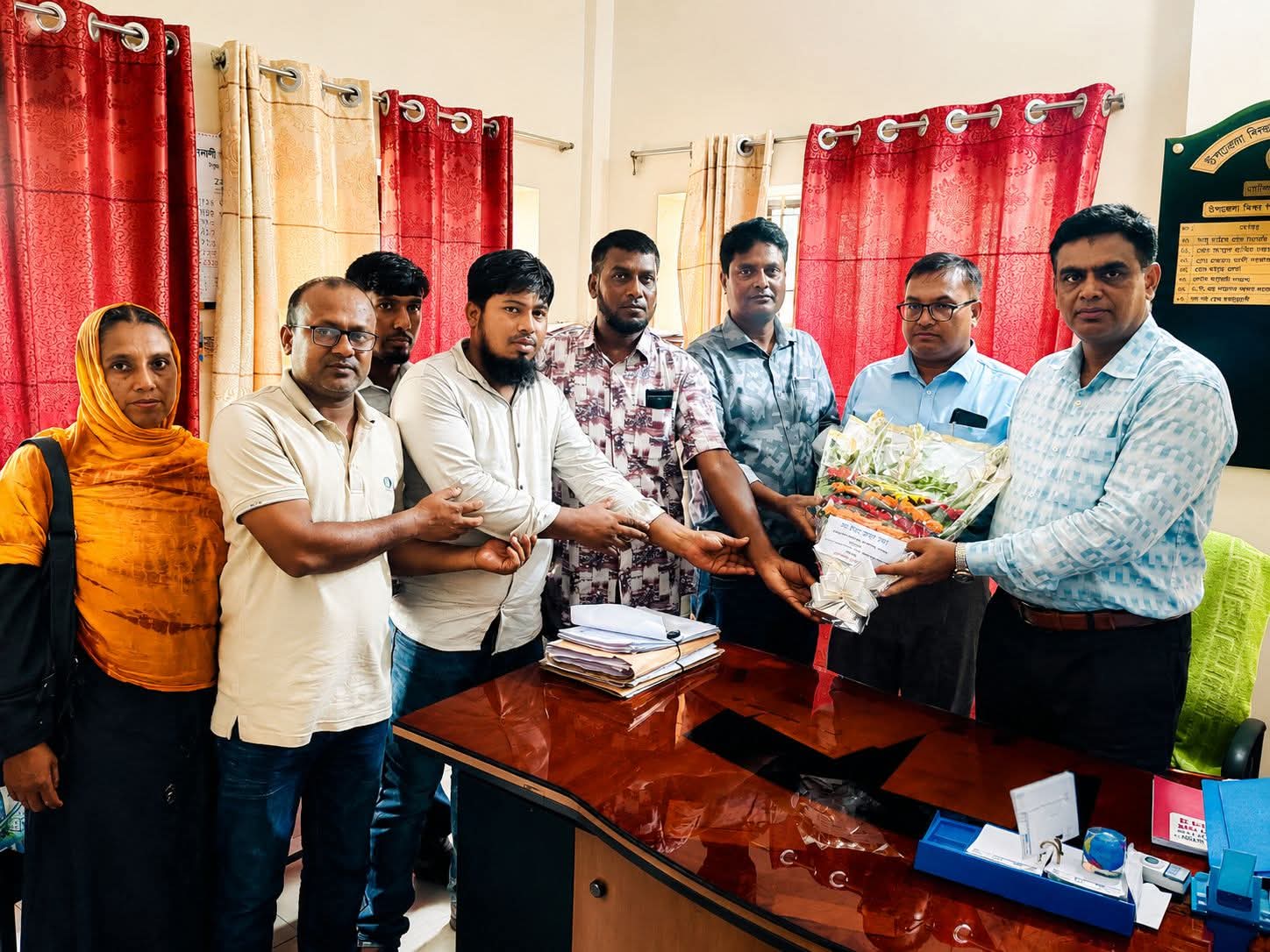 গোবিন্দগঞ্জে নবাগত প্রাথমিক শিক্ষা কর্মকর্তাকে শিক্ষক নেতাদের শুভেচ্ছা, মানসম্মত শিক্ষা নিশ্চিতের প্রত্যাশা