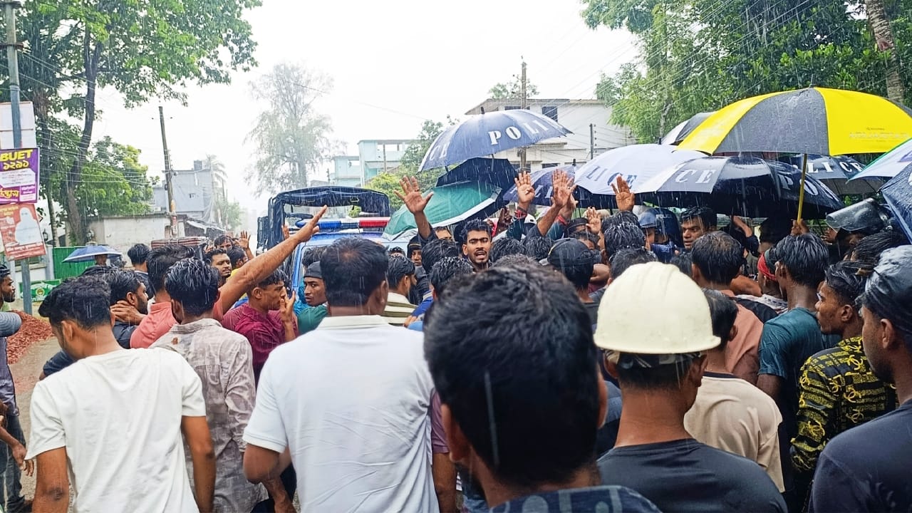 নড়াইলে শিশুকে ধর্ষনের পর হত্যা অভিযুক্তের ফাঁসির দাবিতে বিক্ষোভ, নড়াইল ঢাকা সড়ক অবরোধ
