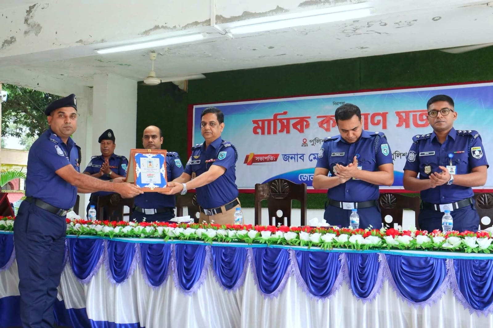 এসপি জসিম উদ্দীনের হাত থেকে শ্রেষ্ঠত্বের সম্মাননার মুকুট পরলেন গোবিন্দগঞ্জের ওসি মোজাম্মেল হক,