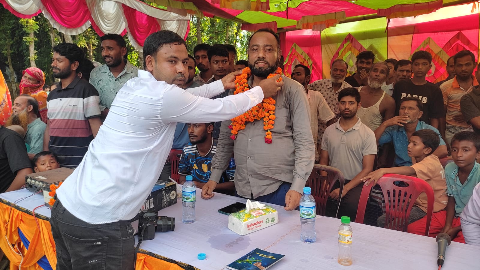 পলাশবাড়ীর মনোহরপুরে ঐতিহ্যবাহী পাতা খেলা ও যাদু প্রদর্শনীতে প্রধান অতিথি বাবলু ব্যাপারী