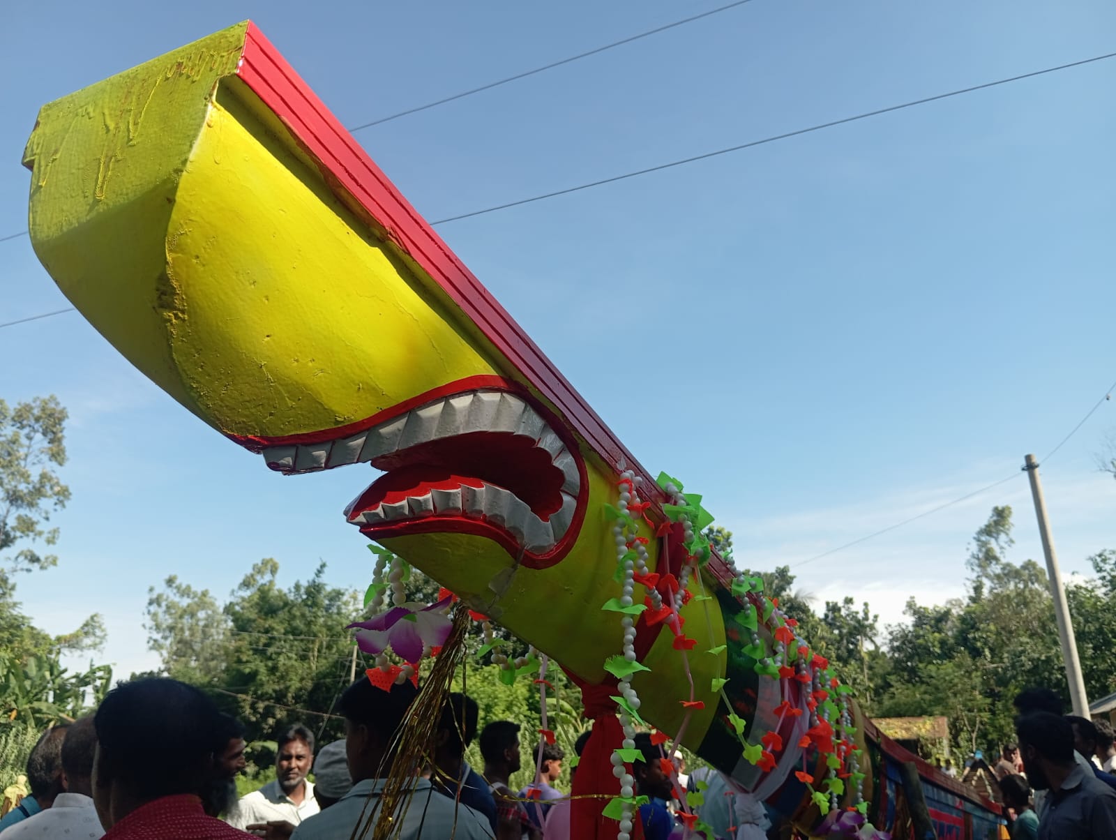 চরপুটিমারী ও চরগোয়ালিনী ইউনিয়নের যৌথ উদ্যোগে ১০১ হাত বাইছেল নৌকা পানিতে ভাসলো
