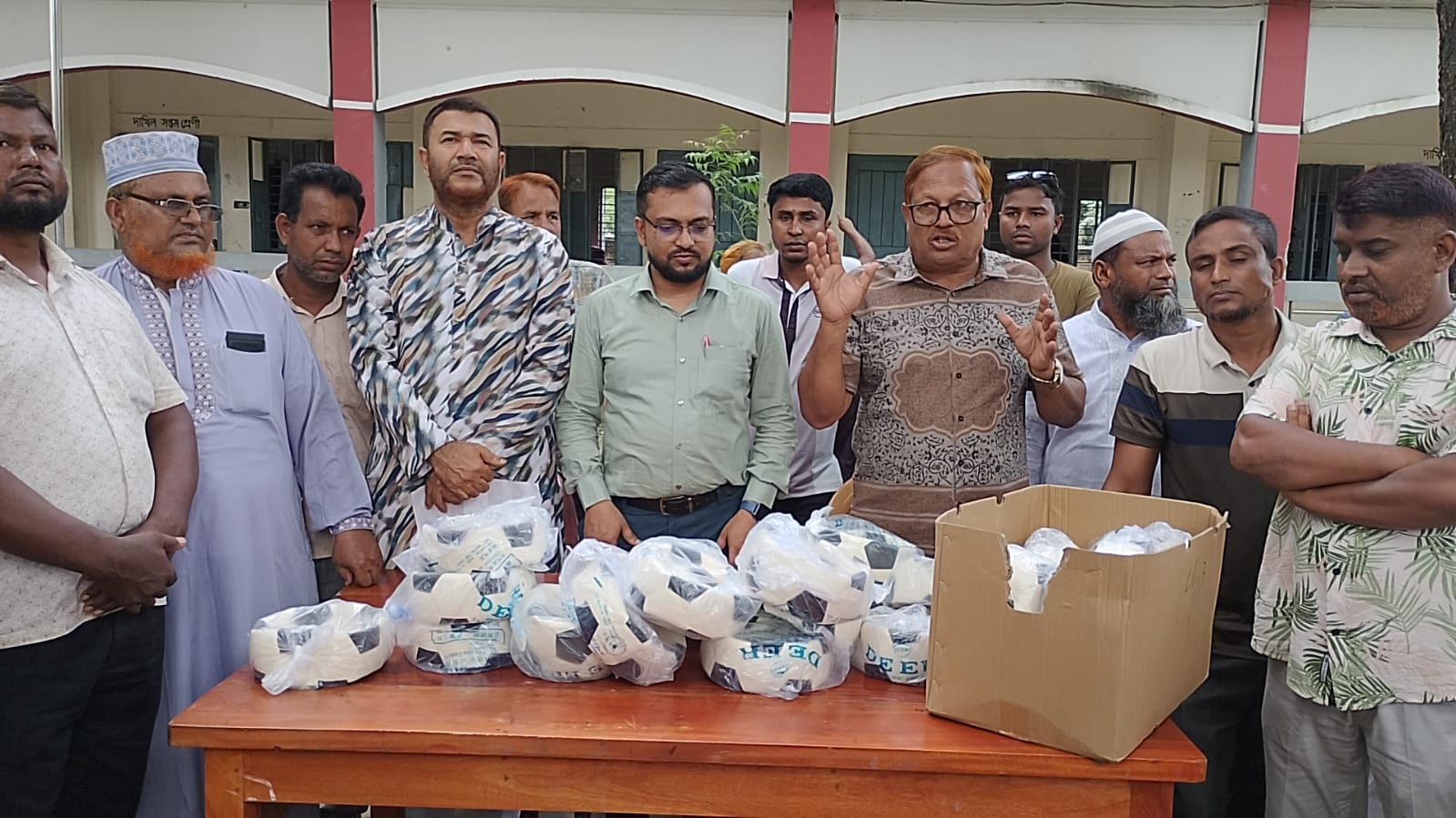 খানসামায় ফুটবল বিতরণ, শিক্ষার্থীদের গণিত ক্লাস নিলেন ইউএনও