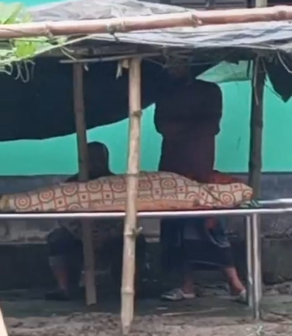 মোল্লাহাটে ব্যাটারী চালিত ভ্যান চালাতে গিয়ে নিয়ন্ত্রন হারীয়ে হোটেল কর্মচারী নিহত।