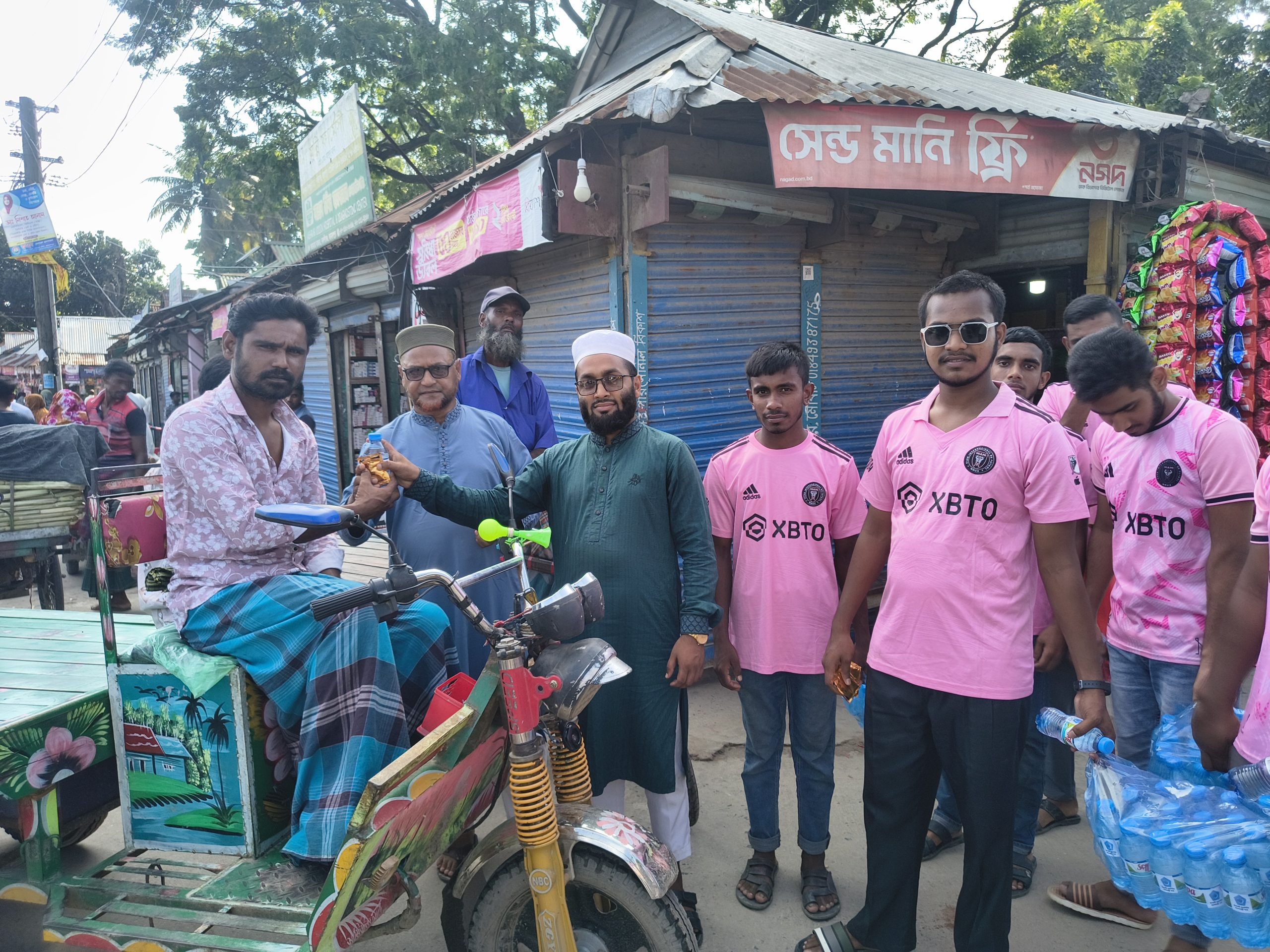 আবু সাঈদ দিবসে সানন্দবাড়ীতে ছাত্রশিবিরের খাবার পানি ও স্যালাইন বিতরণ