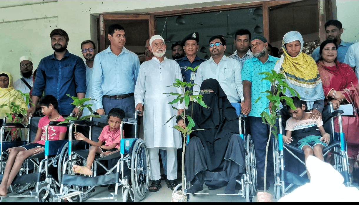 ফুলবাড়ীতে মাদ্রাসা-প্রতিবন্ধীসহ ক্ষুদ্র নৃগোষ্ঠীর মাঝে আর্থিক সহায়তা প্রদান।