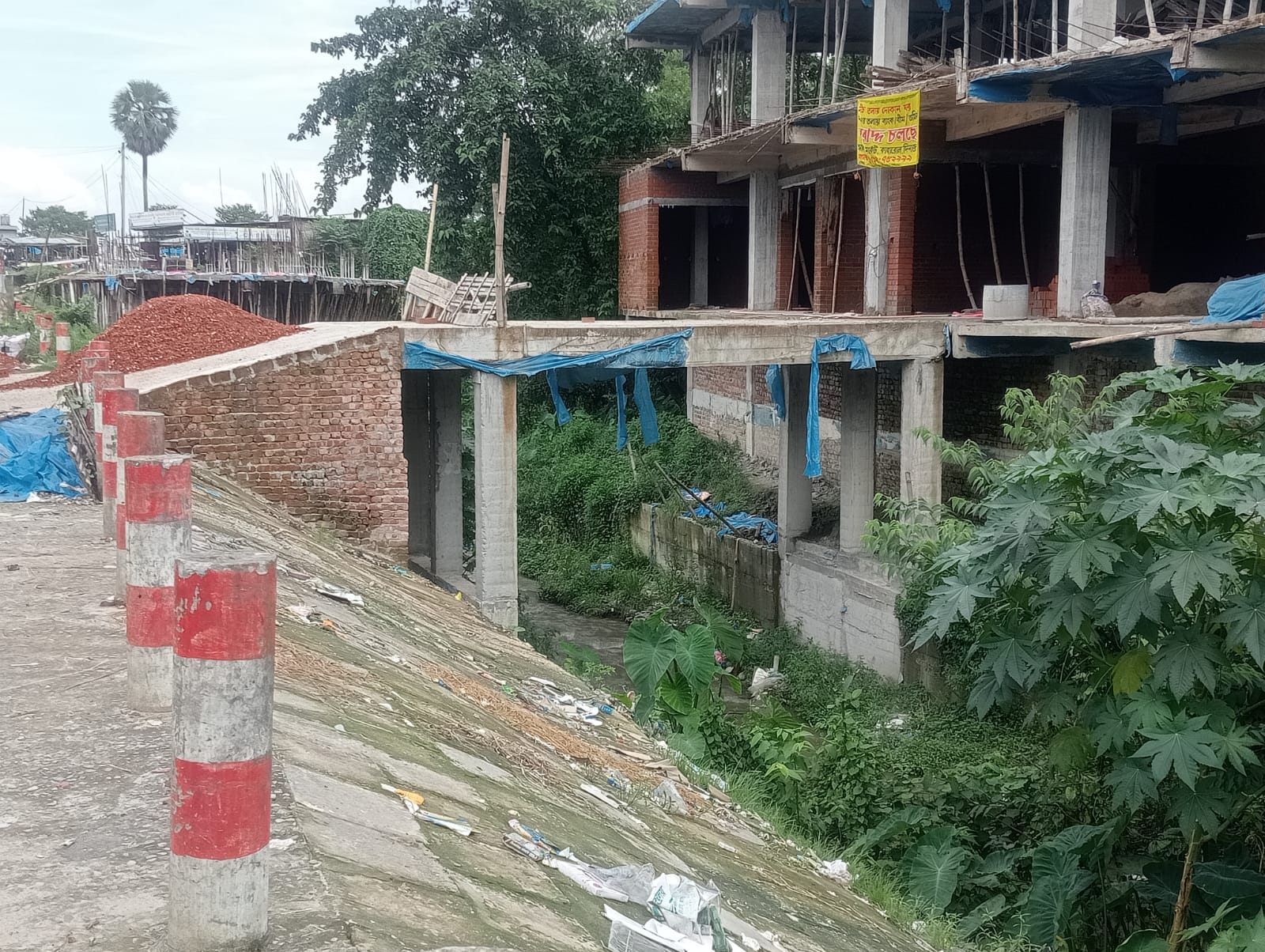দিনাজপুরের কাহারোল বাজারে খালের ওপর অবৈধ সেতু নির্মাণের অভিযোগ, পানি নিষ্কাশনে বাধা ও ফসলের ক্ষতির আশঙ্কা