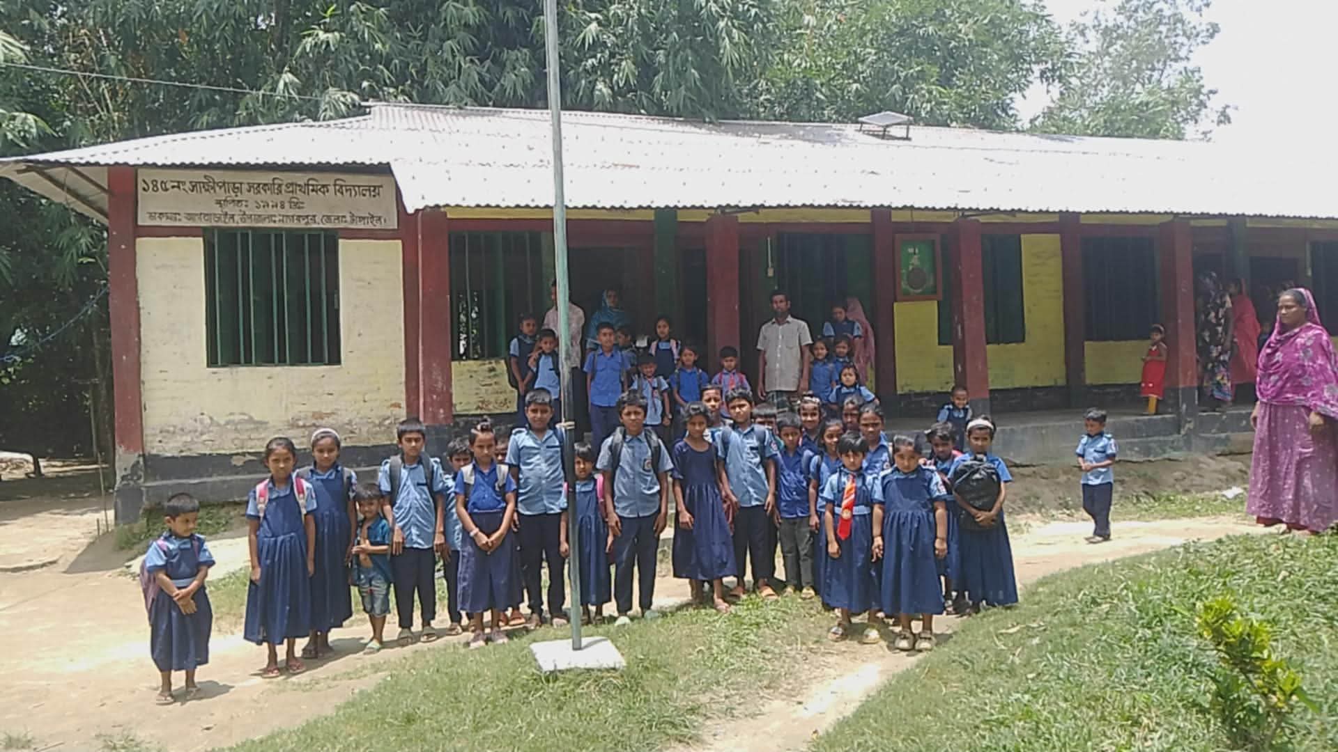 নাগরপুরে ১৩ বছরেও নতুন ভবনের দেখা মেলেনি সাক্ষীপাড়া সরকারি প্রাথমিক বিদ্যালয়ে