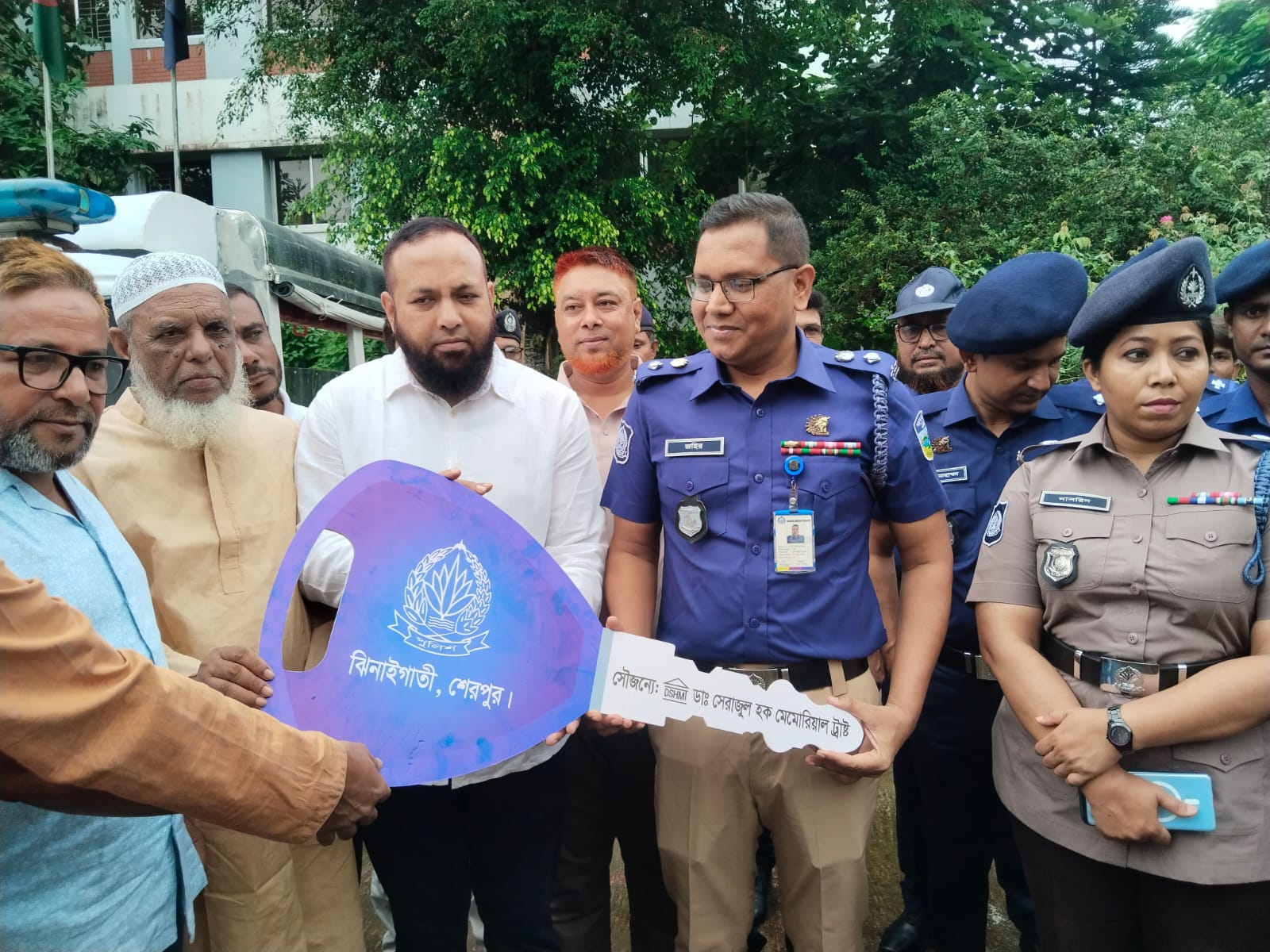 শেরপুরের ঝিনাইগাতী থানাকে পিকআপ ভ্যান উপহার দিলেন