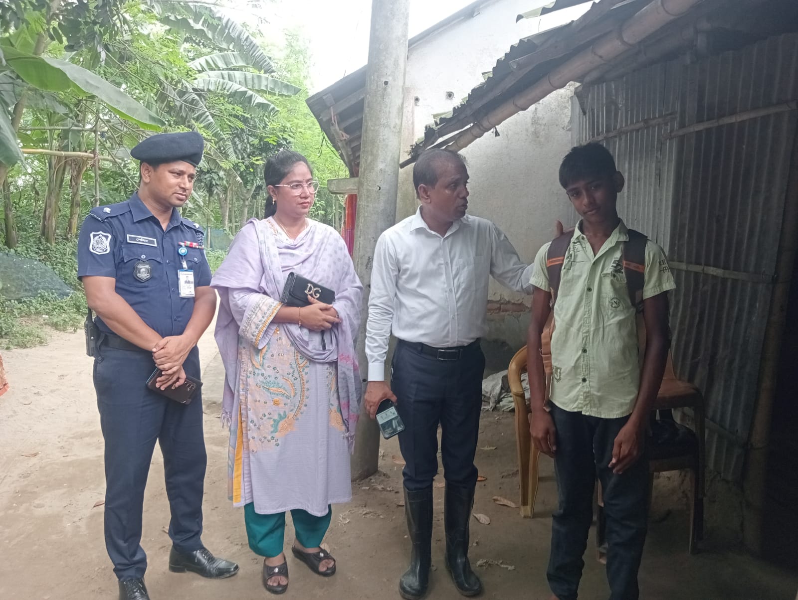 জেলা প্রশাসকের মানবিক উদ্যোগে স্কুল ফিরল ঝরে পড়ার পথে থাকা শিক্ষার্থী, প্রশংসার জোয়ার
