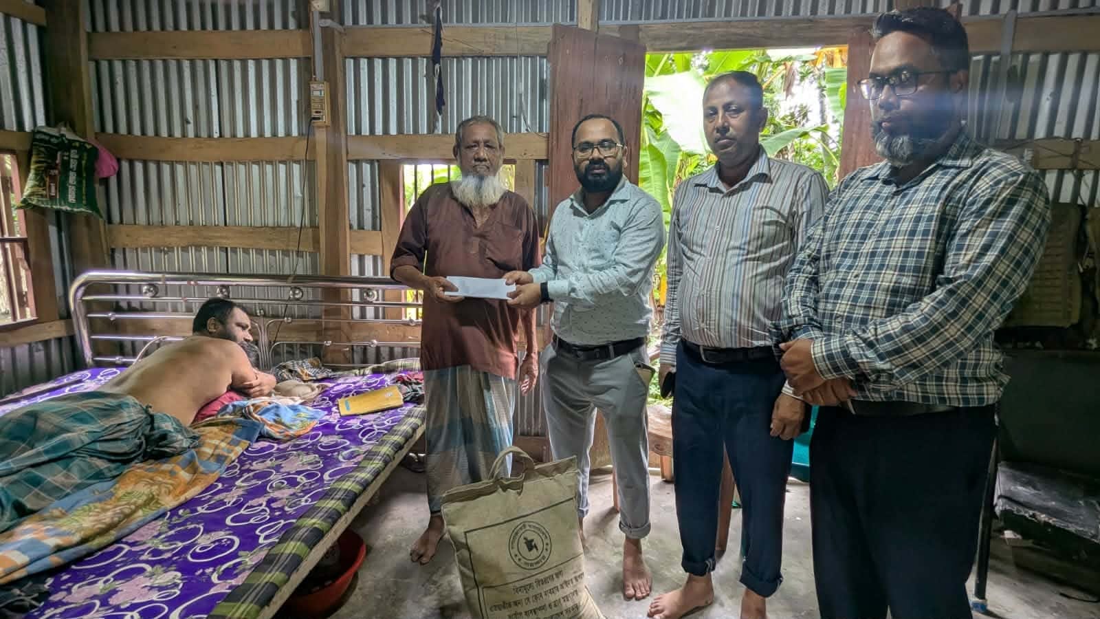 আমতলীতে গাছ থেকে পড়ে দুই বছর ধরে শয্যাশায়ী নজরুল; বৃদ্ধ বাবা-মায়ের সেবায় বেঁচে থাকা, পাশে দাঁড়াল উপজেলা প্রশাসন