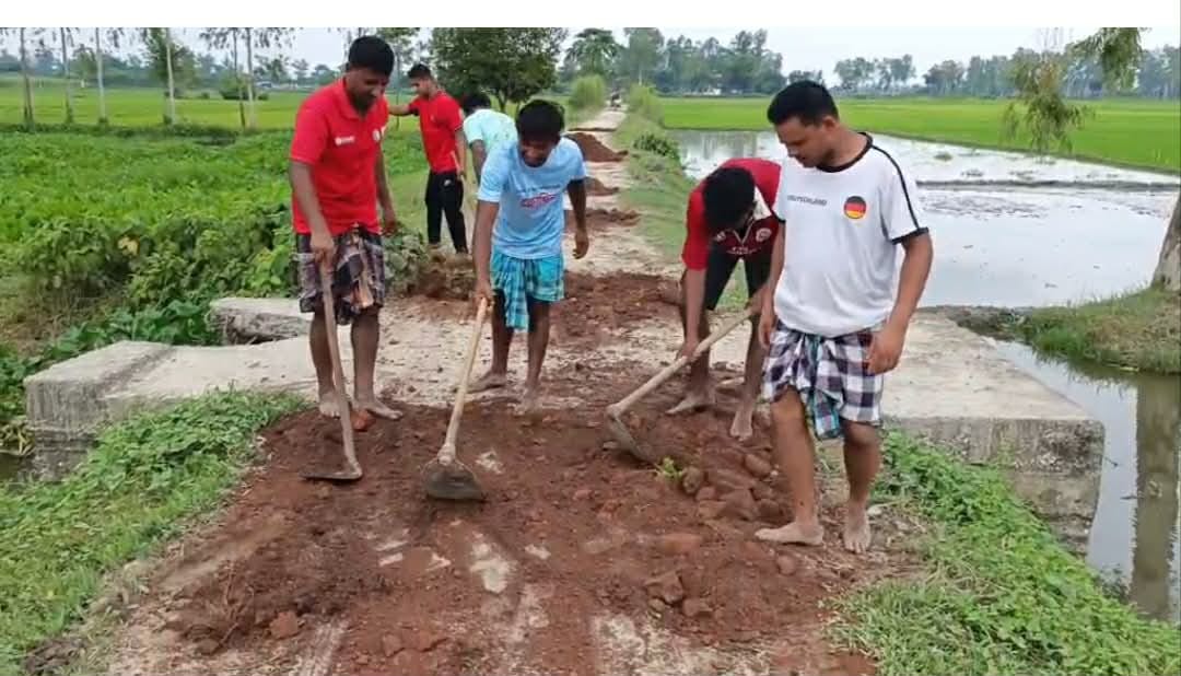 হরিপুরে জরাজীর্ণ কাঁচা রাস্তা রাবিশ দিয়ে চলাচলের উপযোগী করে দিলেন ইউএনও