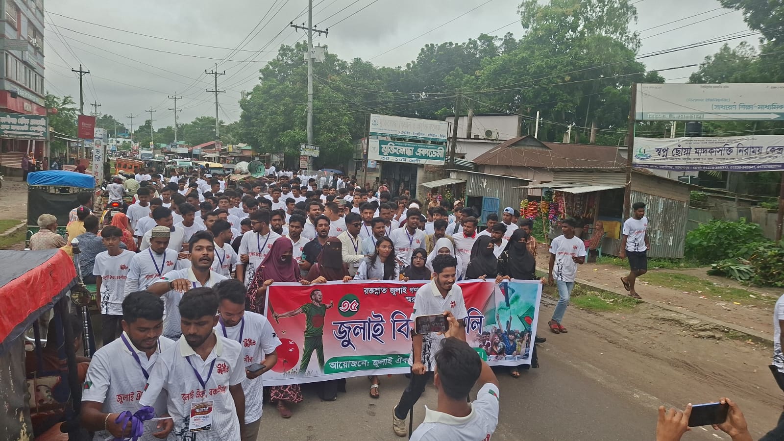 বকশীগঞ্জে জুলাই ঐক্যের উদ্যোগে বিজয় র‍্যালি, আলোচনা সভা ও উপহার সামগ্রী বিতরণ